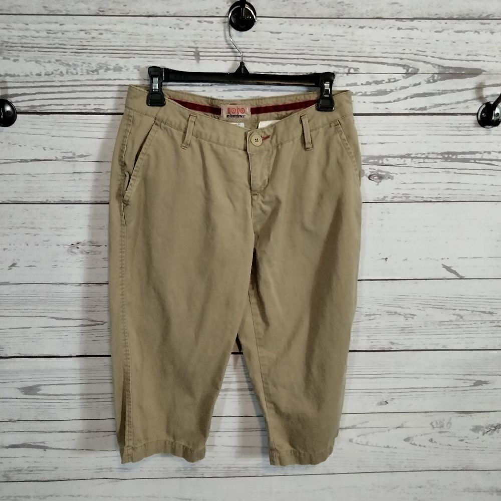"No Boundaries" woman's capris 